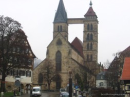Biserica Sf. Dionisie (Stadtkirche St. Dionys) - istoria acesteia începe în secolul 7. Din cauza problemelor de stabilitate, cele două turnuri au fost unite printr-un pod